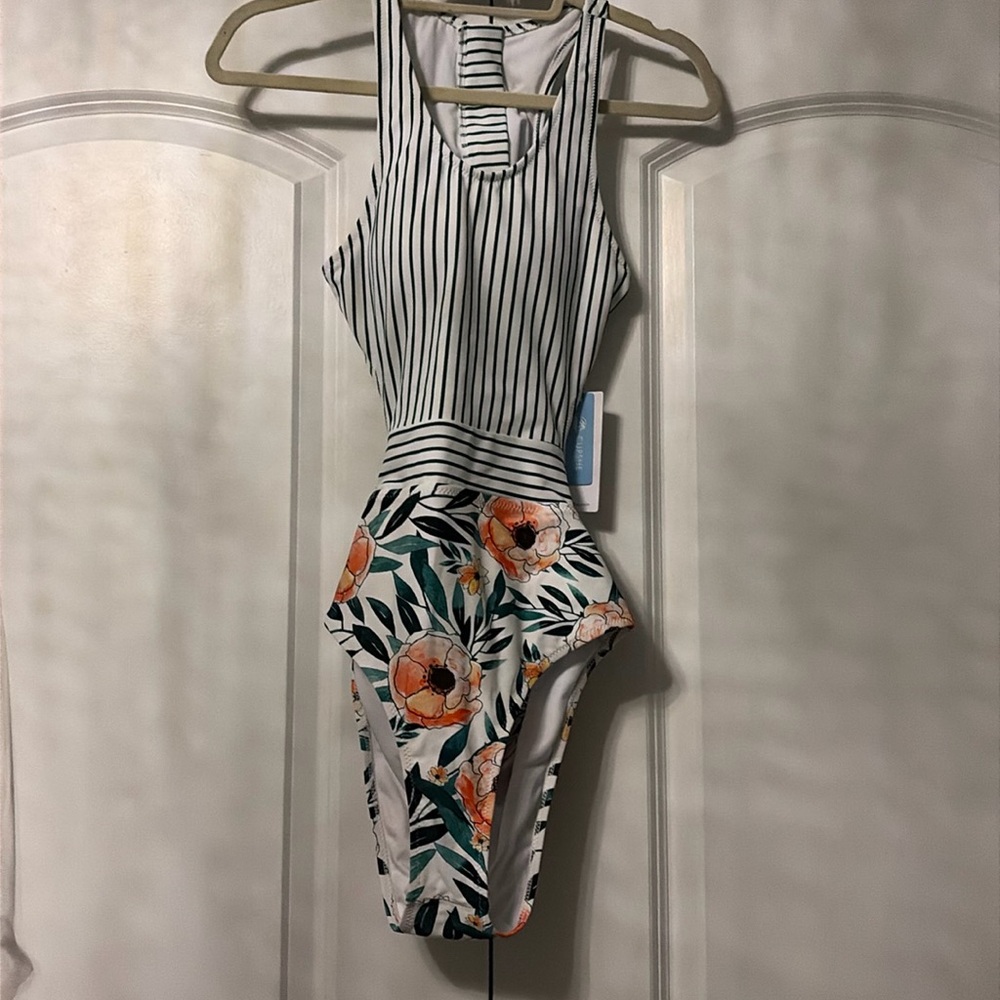 Brand new Cupshe bathing suit with tags!! Never worn! Still with lining. Size M!